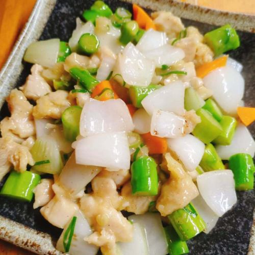 本日のオススメニュー
❝鶏とアスパラの塩炒め❞

おつまみに丁度良いサイズにカットされた炒め物です😊
後引く味だよー✌️

それにしても、連日暑すぎて蚊がいなくなってるとか😅
蚊が活動するのに丁度良い気温を超えてしまってるため、蚊が繁殖してないそうです。

しかし、蚊がいない事によって人類にとって何のデメリットがあるのでしょうか？
種を運ぶ訳でもないしなぁ。
蚊のメリット知ってるよ！って方がいたら教えて下さいね👍

秋口に大量発生したら嫌だなぁと思いつつ、今夜も皆様のお越しをお待ちしております😊

千葉県浦安市北栄1-1-12
☎047-355-4992
Open　18時
Food.L.O  2 時
Drink.L.O  2時30分
閉店　3時

#つり舟　#居酒屋　#浦安
#本日のオススメニュー
#鶏とアスパラの塩炒め
#蚊がいない
#飴がいっぱいあるよ