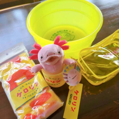 本日のオススメニュー
❝ブリヒラと長芋のタタキ❞

つり舟で一番人気刺身のブリヒラをタタキにして、長芋と和えてみました！
美味しくない訳がない！

今日は終戦の日ですね。

今年96歳になる、私の父も戦争経験者です。
徴兵はギリ免れたものの、東京大空襲で火の海と化した浅草を駆けずり回り、言問橋を渡る事ができたから、生き延びる事ができたそうです。

焼け野原で何も無い所から立ち上がり、今まで生きてきた父は体の出来も根性も桁違いに強いです。

戦後80年の今、生まれてきた子達はとてもひ弱に育つかもしれません。
ですが平和なら、それはそれでいいのかも。

一日でも早く世界中の戦争が終わって、終戦の日が増えたらいいのになぁと思いつつ、今夜も皆様のお越しをお待ちしております😊

千葉県浦安市北栄1-1-12
☎047-355-4992
Open　18時
Food.L.O  2 時
Drink.L.O  2時30分
閉店　3時

#つり舟　#居酒屋　#浦安
#本日のオススメニュー
#ブリヒラと長芋のタタキ
#終戦の日
#ヒロくんありがとう
#盆踊りを踊るとご先祖様が喜ぶんだってよ