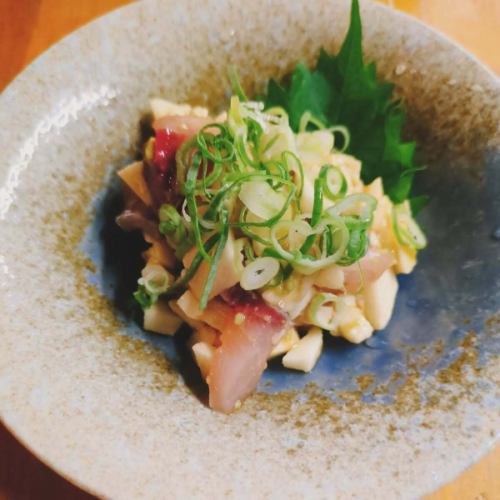 Today's Recommended News
❝Seared yellowtail and Chinese yam❞

The most popular sashimi on Tsuribune is yellowtail flathead, which we've seared and mixed with nagaimo yam!
There's no way it won't be delicious!

Today is the day the war ended.

My father, who turns 96 this year, also experienced the war.
Although he narrowly avoided conscription, he managed to survive by running through Asakusa, which had turned into a sea of flames during the Great Tokyo Air Raid, and by crossing Kototoi Bridge.

My father rose from nothing in the burnt-out ruins and has lived to this day, and he is incredibly strong both physically and with determination.

Now, 80 years after the war, children born may grow up to be very weak.
But if it's peaceful, then maybe that's okay.

I hope that wars all over the world will end as soon as possible and that there will be more days of war ending, and I look forward to seeing you all again tonight 😊

1-1-12 Kitaei, Urayasu City, Chiba Prefecture
☎047-355-4992
Open 18:00
Food.LO 2 o'clock
Drink.LO 2:30
Closes at 3pm

#Fishing boat #Izakaya #Urayasu
#Today's recommended news
#Seared yellowtail and Chinese yam
#End of War Day
#Thank you Hiro-kun
#They say that dancing Bon Odori makes your ancestors happy