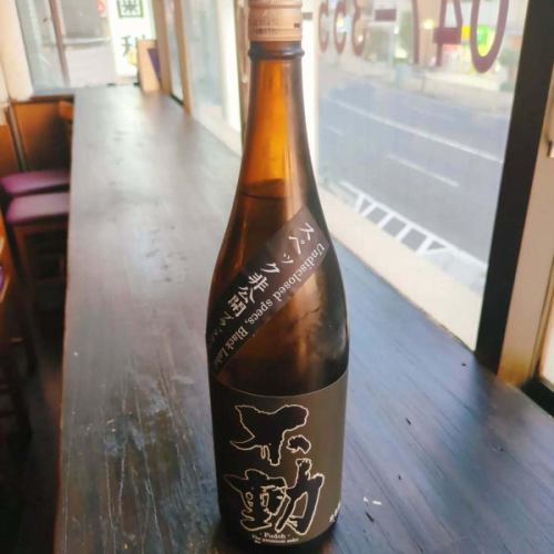 本日のオススメドリンク
【数量限定】
❝不動　ブラック❞

なんと！
成分非公開なので、純米かどうかもわかりまへん😅

だがしかし、うまい！
↑これは過去データですので、今年は皆様の舌で確かめてもらいたいのですが、過去ずっとうまかったです😃

毎年味が違うのもお楽しみ感があるんですよねぇ。
酒蔵である、鍋店さんに全幅の信頼を寄せて✨
今年も是非、召し上がってみて下さい！

メニューにはまだ載ってないので、遠慮なくおっしゃって下さいね✌️
今夜も皆様のお越しをお待ちしております😊

千葉県浦安市北栄1-1-12
☎047-355-4992
Open　18時
Food.L.O  2 時
Drink.L.O  2時30分
閉店　3時

#つり舟　#居酒屋　#浦安
#不動　#ブラック
#鍋店酒店　
#日本酒　#さんま
#今日は禁煙席が満席スタートだよ