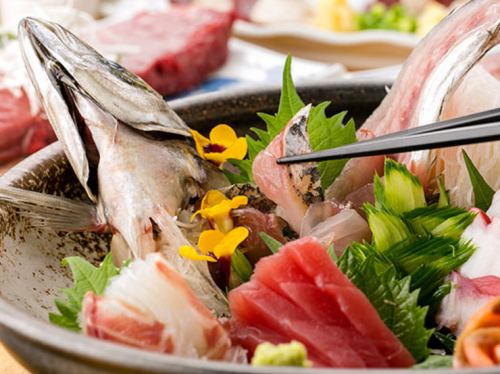 Fresh! Seafood sashimi 3 pieces JPY 858 (tax included)