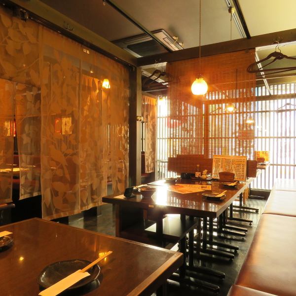Spacious table seats perfect for 4 people! Curtains make it a semi-private room! If you remove the partition, you can accommodate up to 8 people♪