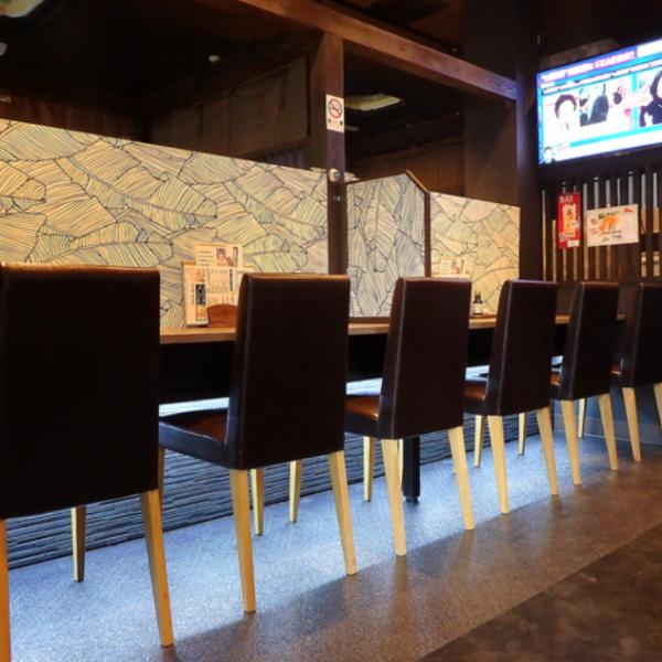 Counter seats: We have seven counter seats available, perfect for solo diners. There are partitions between every two seats, so you can enjoy your meal without worrying about other customers. We look forward to your visit!