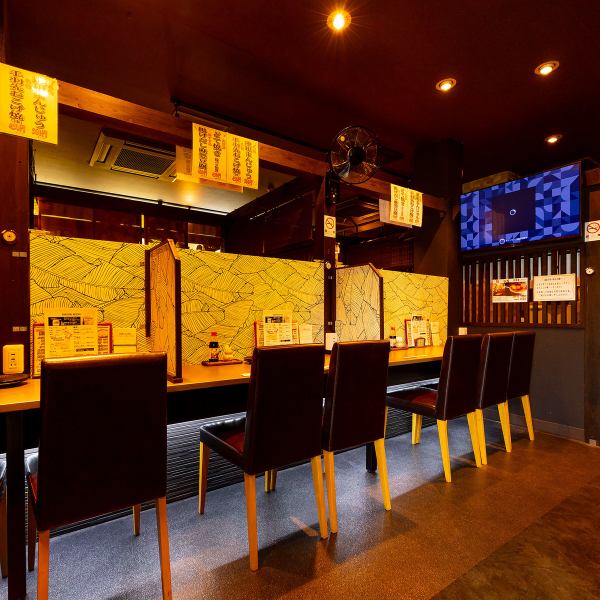 吧台座位:我們設有七個吧台座位,非常適合獨自用餐的客人。每張桌子都配有電視,方便您觀賞。每兩個座位之間都有隔間,讓您可以安心享受用餐時光,無需擔心其他客人。期待您的光臨!