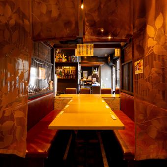 這家餐廳也適合舉辦公司宴會、同學會等活動!請儘早預訂!我們提供可容納9-10人的半私密T型座位。