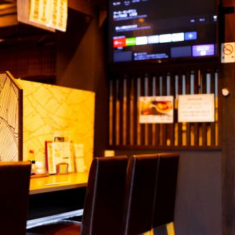 吧台座位旁有一台大電視,您可以一邊用餐一邊看電視!