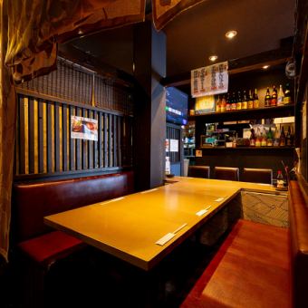 您還可以看電視!我們有半私密的T型座位,可容納7-8人。