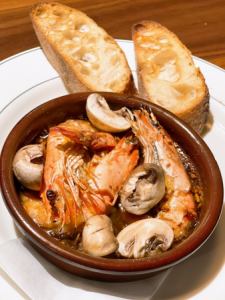 海老とキノコのアヒージョ