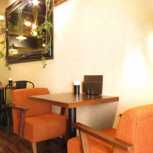 The two-seat table is a calm space where conversations bounce.Available for various occasions such as lunch and dinner.