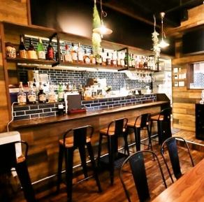 おしゃれなカウンター席は、デートやおひとり様にもぴったり。落ち着いた雰囲気の中で、自分だけのゆったりした時間を過ごせます。