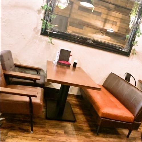 ゆったりくつろげるソファー席は、デートや女子会にも最適。居心地の良さと程よいプライベート感で、会話も自然と弾みます。