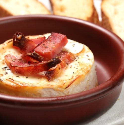 Camembert cheese and bacon baked in the oven ~ with bucket ~