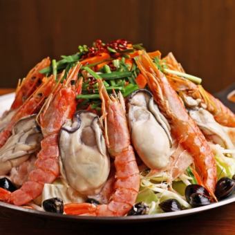 非常受歡迎！含生啤【超大牡蠣、蝦子、蛤蜊、肉火鍋套餐（含暢飲）5,500日圓】