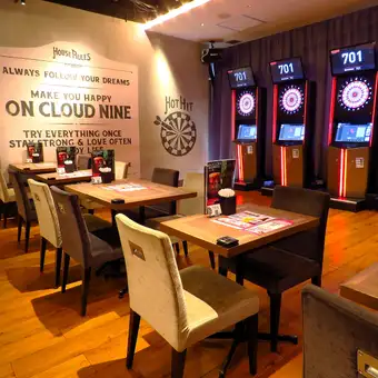 We have a table seating area for two next to the dartboard! It's perfect for a break between darts games or when you want to enjoy a drink in a stylish atmosphere♪ We also have a wide variety of food and drink options, so please stop by! *Image is for illustrative purposes only