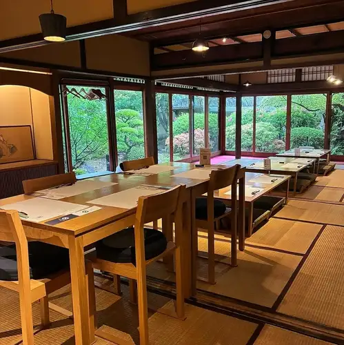 <p>登録有形文化財に認定された当店。登録を受けた建物は江戸末期に建てられたものです。歴史を感じる邸宅でぜひお食事をしてみませんか？素敵な体験になること間違いなし◎ハレの日や特別な日には特にぴったり◎当店の建物もぜひお楽しみください♪</p>