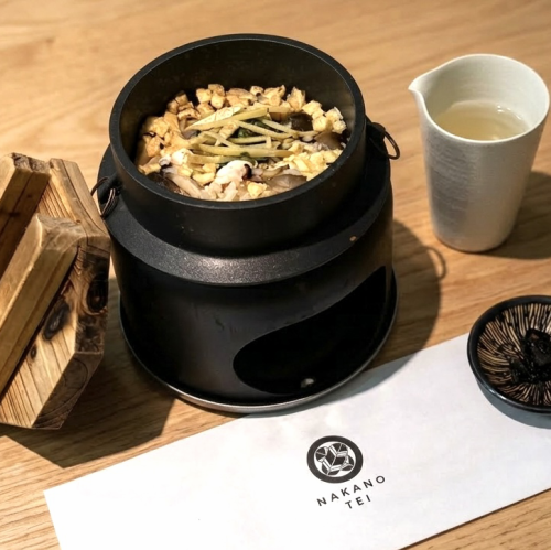 こだわりの出汁と旬の食材を味わう釜飯