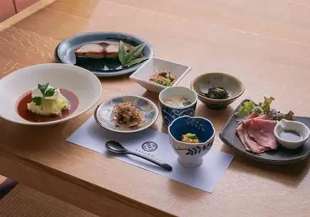 【ランプコース】濃厚な味わいの熟成ローストビーフを堪能　3800円(税込)