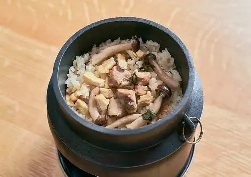 上品な脂がのった「丹波赤鶏の釜飯」