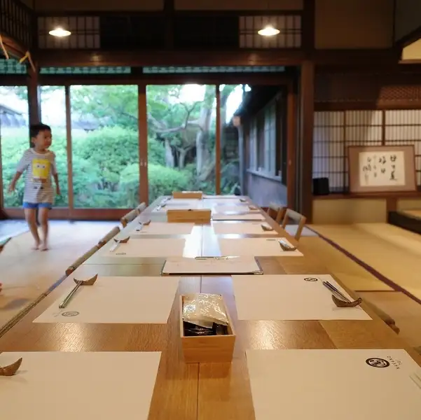 当店では、懐かしさと温もりを感じながら食事を楽しむことができます。日本家屋の素敵な雰囲気の中で、季節の食材を使った料理をゆっくりと味わうことができ、心が癒される空間です。接待や大切な方との食事にもぴったりで、格式を保ちながらもリラックスした雰囲気でおもてなしができます。お子様も過ごしやすい和室です。