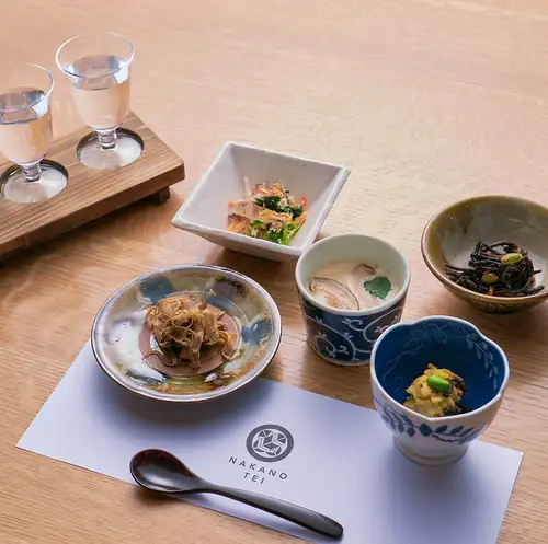以高汤（dashi）为主的菜肴