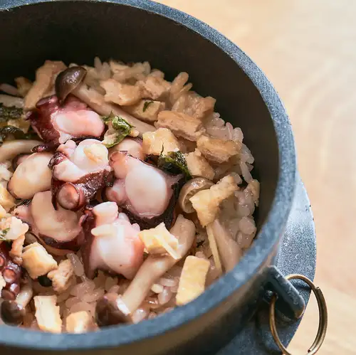 こだわりの出汁と旬の食材を味わう釜飯