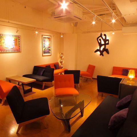 ≪Comfortable sofa seats≫ Popular seats.You can have a lively conversation on the comfortable sofa seats♪ Recommended for various parties and wedding after-parties.The very popular party courses are available from 6,000 yen.Let's have a great time by renting out a hidden dining room with a grown-up atmosphere.Private dining is available for 15 to 30 people.Fully equipped with karaoke facilities.
