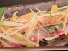 鯛魚和調味蔬菜的日式生牛肉片