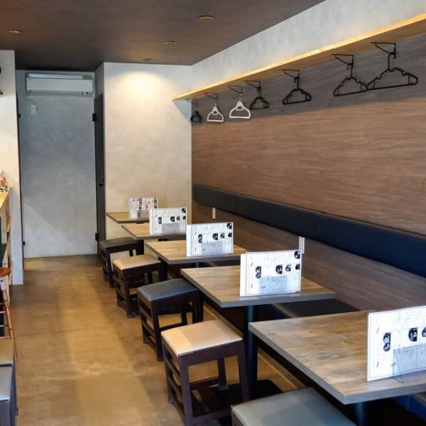 気軽に入れてついつい長居してしまいそうな、落ち着いた雰囲気の店内お席はテーブル席がメインに、カウンター席もあり、お一人様から女子会、会社の飲み会、昼宴会...など多彩なシーンでご利用ください♪アットホームで、ちょっぴりおしゃれな雰囲気で、旨さも会話も楽しめます！