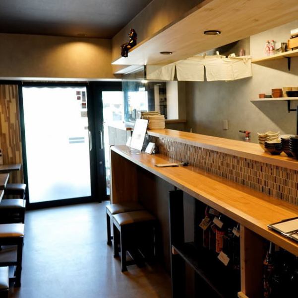シンプルなスタイルの立ち飲みカウンターです。店内は貸切にすることも可能です☆また、お昼の11時30分からランチも営業をしておりますので、お一人様からでも昼飲みを存分に楽しんでいただけます！さまざまな種類のお酒をご用意しておりますので、皆様のお好みに合わせてご堪能いただけます。