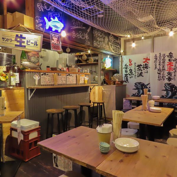 【◇大衆海鮮居酒屋風◇】当店は、どなたでも気軽に入りやすく、明るい雰囲気の海鮮居酒屋風のお店となっております！野毛/桜木町にいながらも、浮き球や天井の網などの小物から、海沿いにありそうな雰囲気の中、お食事が楽しめます。カウンター席と、複数卓一緒にご利用可能なテーブル席をご用意しております！