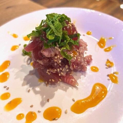 まぐろユッケ　卵黄トリュフソース