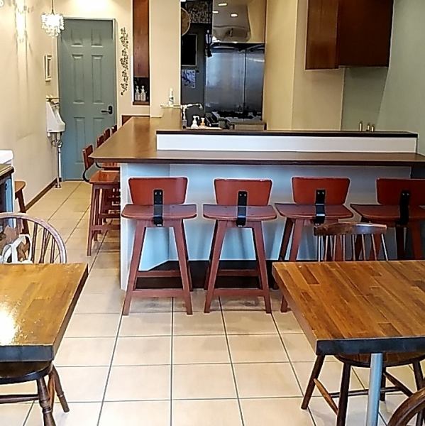There are 8 counter seats and 2 tables for 4 people.It is possible to rent from 10 people.Please feel free to contact us.