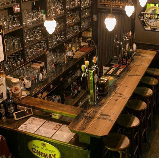 店内は、カウンター席とテーブル席があり、お一人様でのちょい飲みから気の合う仲間との飲み会まで、様々なシーンに対応可能です♪店内中央には、140種類以上ものボトルビールが並ぶ大きな冷蔵庫があり、お客様自身で自由に選ぶ楽しさも味わえます◎お好みのビールを探すワクワク感をお楽しみください。