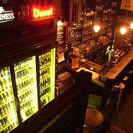 渋谷の明治通り沿い、地下に広がる当店は、まさに隠れ家のようなベルギービール専門のビアカフェです♪欧州のバーを思わせる落ち着いた雰囲気の中で、本格的なベルギー料理と樽生ベルギービールの飲み比べがおすすめです◎都会の喧騒を忘れ、ゆったりとくつろぎながら至福のひとときをお過ごしいただけます。