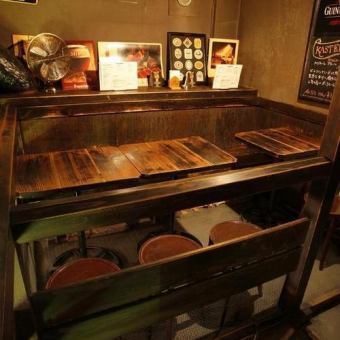 深い色合いの木目のテーブルやインテリアが大人の雰囲気を醸し出す落ち着いた空間です。ゆっくりと語らいたい時におすすめ◎