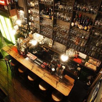 カウンター席のすぐ横には、120銘柄以上のボトルビールが並ぶ大きな冷蔵庫が!お好みのビールを選びながら、気軽に一杯楽しめます♪