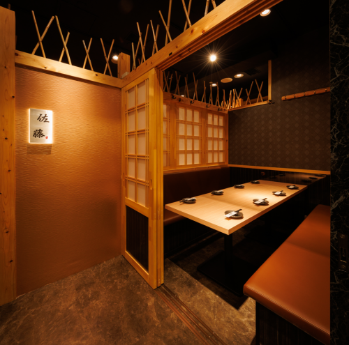 <p>喧騒を忘れられるくらいに上品で優雅な個室を完備しております！また、インテリアや照明での演出にもこだわった店内は間接照明の光に照らされたリラックス空間です♪上質なお食事とお酒を心ゆくまでご堪能ください！歓迎会や送別会、女子会や合コン、接待など様々なシーンに◎《品川/飲み放題/焼き鳥/個室/宴会》</p>