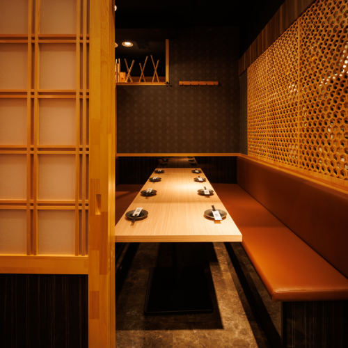 <p>【個室完備】屈指のおしゃれなデザイナーズ個室を完備！間接照明やインテリアなど細部の演出にもこだわりぬき、ゆっくりとくつろげる極上な空間を演出しています。通常の飲み会や厳格な接待などはもちろん、おしゃれな空間は女子受けも抜群！デートや女子会、合コンなど、どんなシチュエーションにも◎</p>