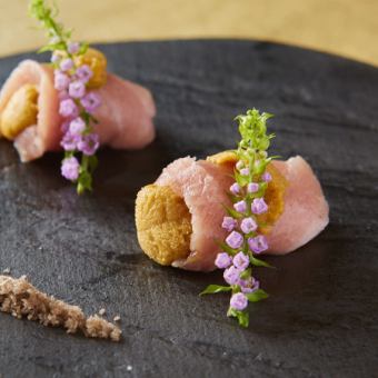 1 份奢華鮪魚新鮮海膽卷