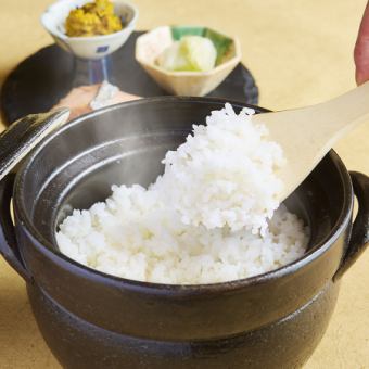 使用鱼沼越光米或佐渡越光米制作的土锅饭（附泡菜、芥末茄子、咸鲑鱼、味噌汤）