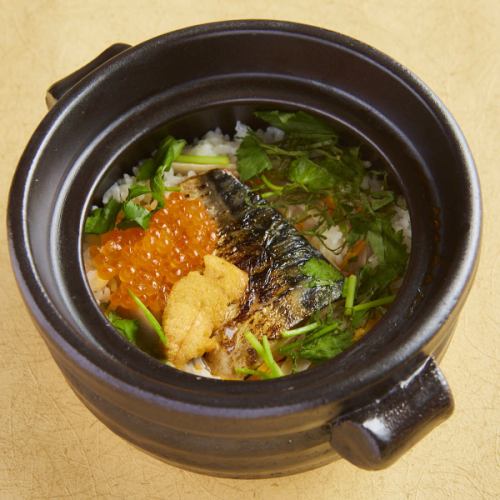 Raw sea urchin, mackerel, and salmon roe rice in a clay pot (with suji)