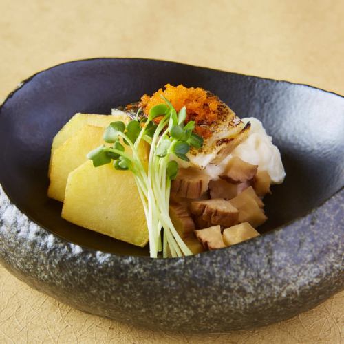 烤鲭鱼和 Burigakko 土豆沙拉