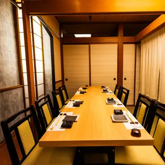 5～8名様で利用可能な半個室のテーブル席