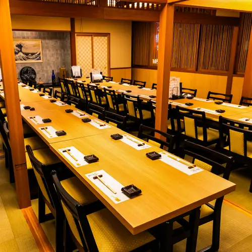 寛ぎの大広間で宴会。飲み放題付きのコースは5,000円～