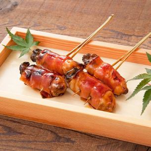 Grilled oyster and bacon skewer (1 skewer)