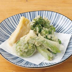 Assorted wild vegetables with tempura