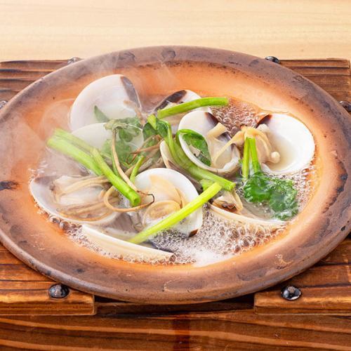 Sake-steamed clams and chrysanthemum