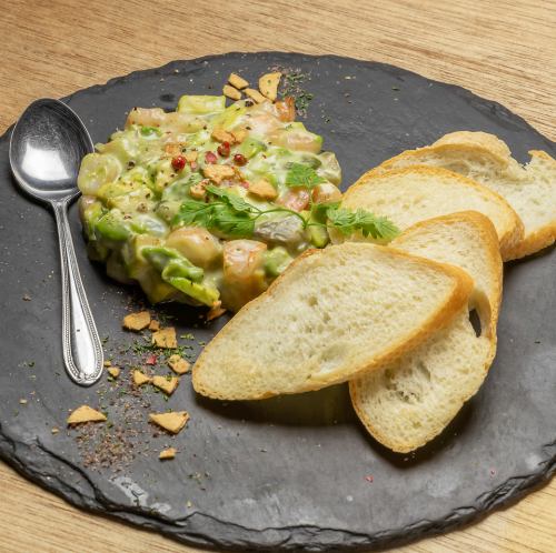 エビとアボカドのタルタル