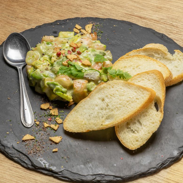 エビとアボカドのタルタル