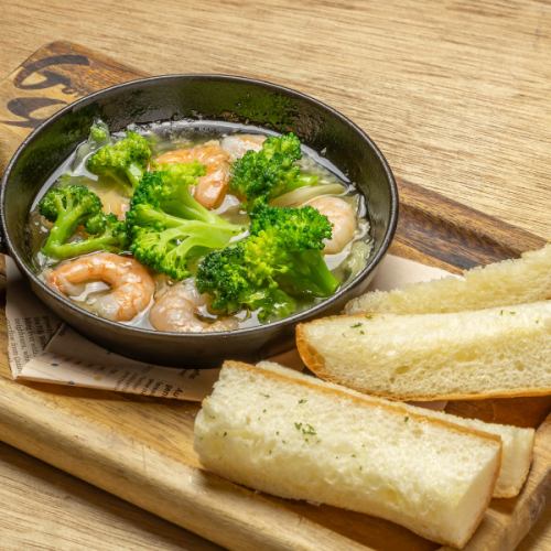 エビとブロッコリーのアヒージョ